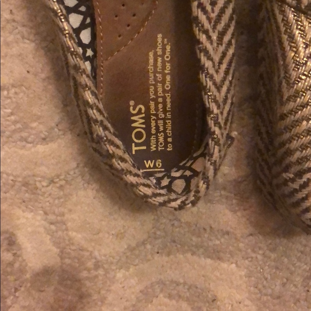 Toms - Picture 3 of 5